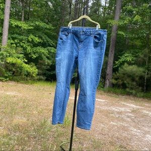 Women’s size 14 faded signature fit ankle jeans pants